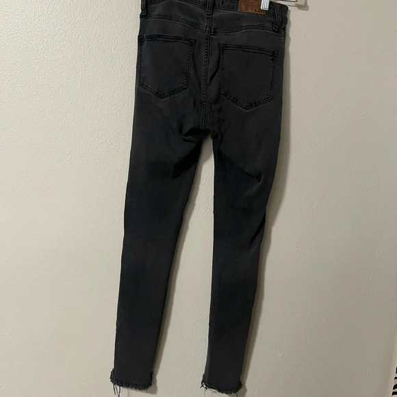 Madewell Taller 9" Mid-Rise Skinny Jeans Black Size 26 prefaded raw hem - Picture 2 of 7